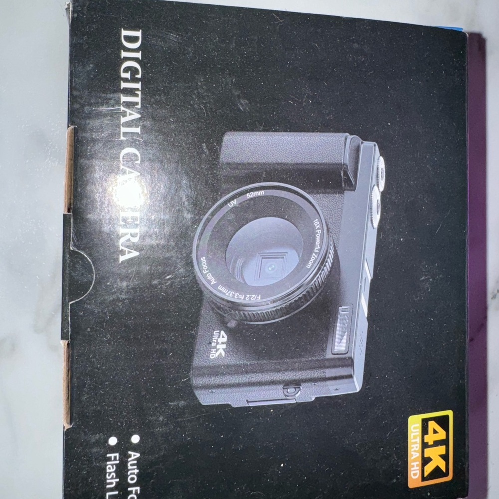 4K Vlogging Camera - Picture 2 of 2